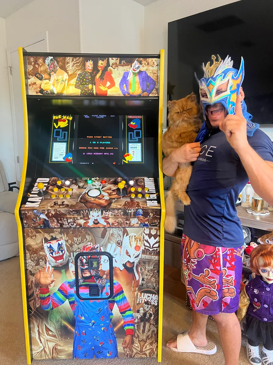 Kalisto with the finished Lucha-Cade arcade